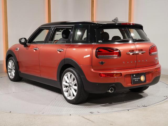 ＭＩＮＩ クーパーＤクラブマン　ファーストＰクラシック・トリム　クロス／レザレット　シートヒーター　ＡｐｐｌｅＣａｒＰｌａｙ　純正ナビ　ワイヤレスチャージ　アクティブクルコン　パーキングアシスト　バックカメラ　前後障害物センサー　ＥＴＣ２．０　整備付（10枚目）