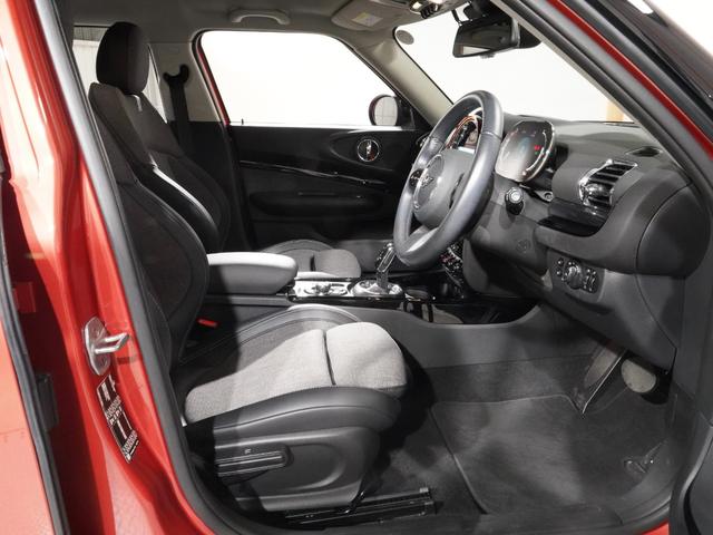 ＭＩＮＩ クーパーＤクラブマン　ファーストＰクラシック・トリム　クロス／レザレット　シートヒーター　ＡｐｐｌｅＣａｒＰｌａｙ　純正ナビ　ワイヤレスチャージ　アクティブクルコン　パーキングアシスト　バックカメラ　前後障害物センサー　ＥＴＣ２．０　整備付（13枚目）