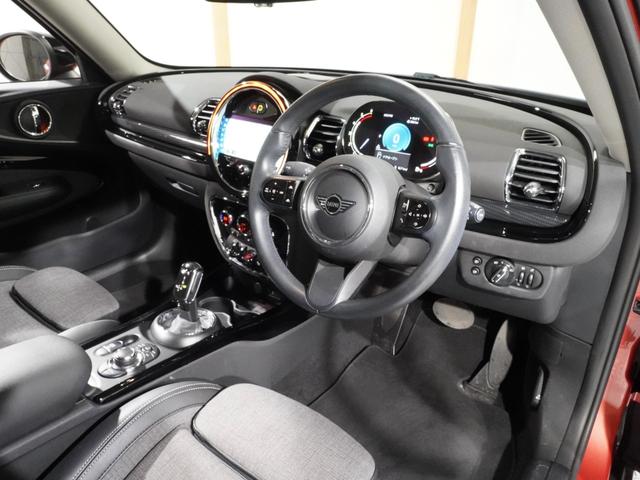 ＭＩＮＩ クーパーＤクラブマン　ファーストＰクラシック・トリム　クロス／レザレット　シートヒーター　ＡｐｐｌｅＣａｒＰｌａｙ　純正ナビ　ワイヤレスチャージ　アクティブクルコン　パーキングアシスト　バックカメラ　前後障害物センサー　ＥＴＣ２．０　整備付（16枚目）
