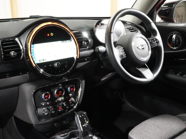 ＭＩＮＩ クーパーＤクラブマン　ファーストＰクラシック・トリム　クロス／レザレット　シートヒーター　ＡｐｐｌｅＣａｒＰｌａｙ　純正ナビ　ワイヤレスチャージ　アクティブクルコン　パーキングアシスト　バックカメラ　前後障害物センサー　ＥＴＣ２．０　整備付（18枚目）