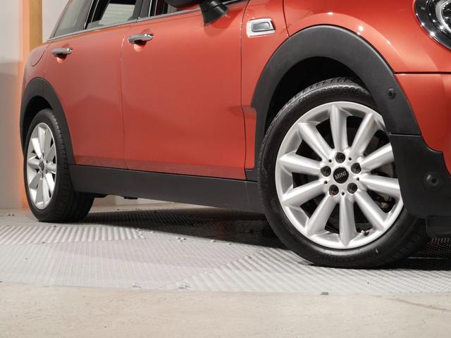 ＭＩＮＩ クーパーＤクラブマン　ファーストＰクラシック・トリム　クロス／レザレット　シートヒーター　ＡｐｐｌｅＣａｒＰｌａｙ　純正ナビ　ワイヤレスチャージ　アクティブクルコン　パーキングアシスト　バックカメラ　前後障害物センサー　ＥＴＣ２．０　整備付（20枚目）