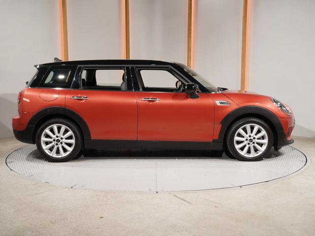 ＭＩＮＩ クーパーＤクラブマン　ファーストＰクラシック・トリム　クロス／レザレット　シートヒーター　ＡｐｐｌｅＣａｒＰｌａｙ　純正ナビ　ワイヤレスチャージ　アクティブクルコン　パーキングアシスト　バックカメラ　前後障害物センサー　ＥＴＣ２．０　整備付（23枚目）