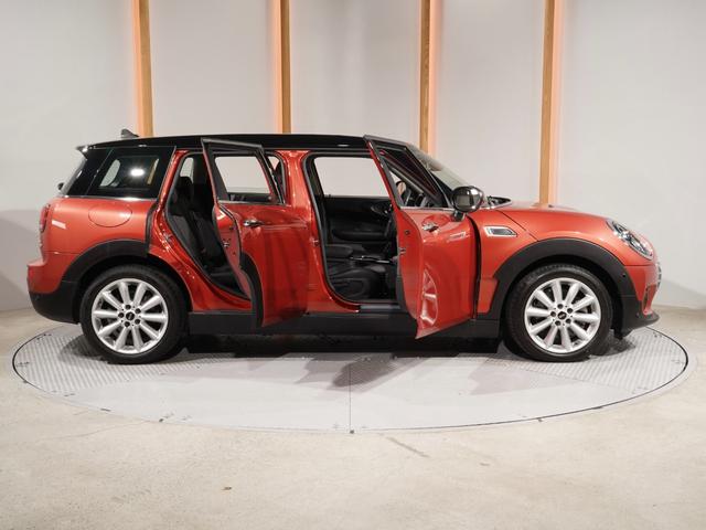 ＭＩＮＩ クーパーＤクラブマン　ファーストＰクラシック・トリム　クロス／レザレット　シートヒーター　ＡｐｐｌｅＣａｒＰｌａｙ　純正ナビ　ワイヤレスチャージ　アクティブクルコン　パーキングアシスト　バックカメラ　前後障害物センサー　ＥＴＣ２．０　整備付（24枚目）