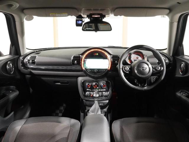 ＭＩＮＩ クーパーＤ　クラブマン　バックカメラ　リア障害物センサー　ドライビングモード　アクティブクルコン　ＬＥＤヘッドライト／フォグランプ　コンフォートアクセス　スルーローディングシステム　純正ナビ　ＥＴＣ２．０　整備付（4枚目）