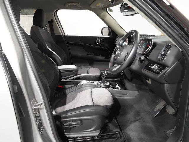 MINI クーパーDクロスオーバファーストPエセンシャルトリム クロス/レザレット シートヒーター アクティブクルコン ワイヤレスチャージ AppleCarPlay 純正ナビ バックカメラ 前後障害物センサー パーキングアシスト ETC2.0 整備付(13枚目)