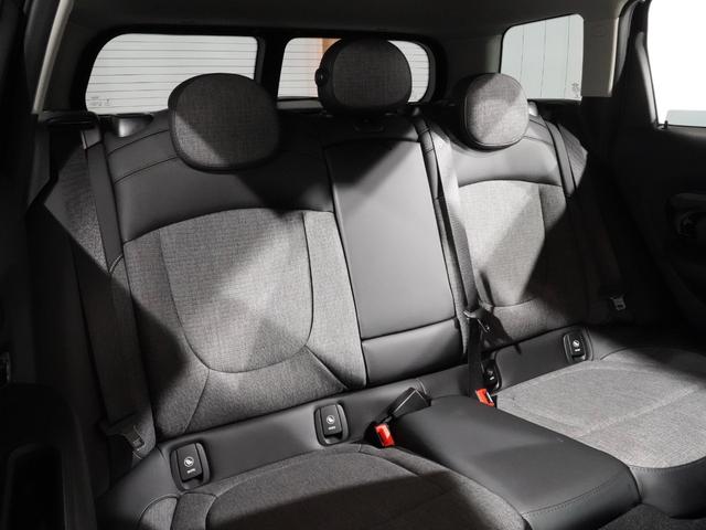 MINI クーパーSD クラブマン クラシック・トリム クロス/レザレット クルコン コンフォートアクセス パーキングアシストドライビングモード バックカメラ 前後障害物センサー ストレージコンパートメントパッケージ 純正ナビ ETC 整備付(34枚目)