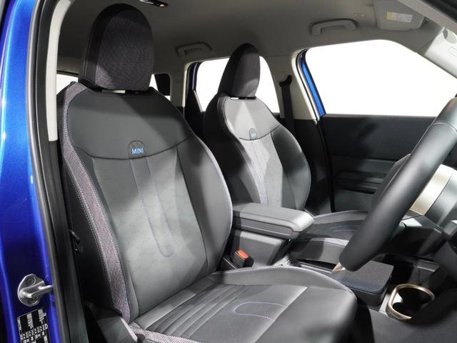 MINI カントリーマンC クラシック・トリム ベスキン/クロス シート&ハンドルヒーター ワイヤレスチャージ AppleCarPlay 純正ナビ パーキングアシスト バックカメラ アラームシステム ペダル踏み間違い抑制機能 ETC2.0 整備付(5枚目)