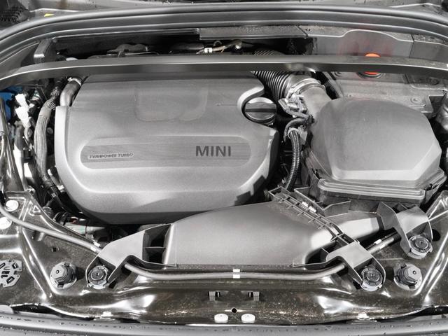 ＭＩＮＩ カントリーマンＤ　クラシック・トリム　ベスキン／クロス　シート＆ハンドルヒーター　電動シート　ｈａｒｍａｎ／ｋａｒｄｏｎ　ＡｐｐｌｅＣａｒＰｌａｙ　パーキングアシスト　アラームシステム　ペダル踏み間違い抑制機能　ＥＴＣ２．０　整備付（8枚目）