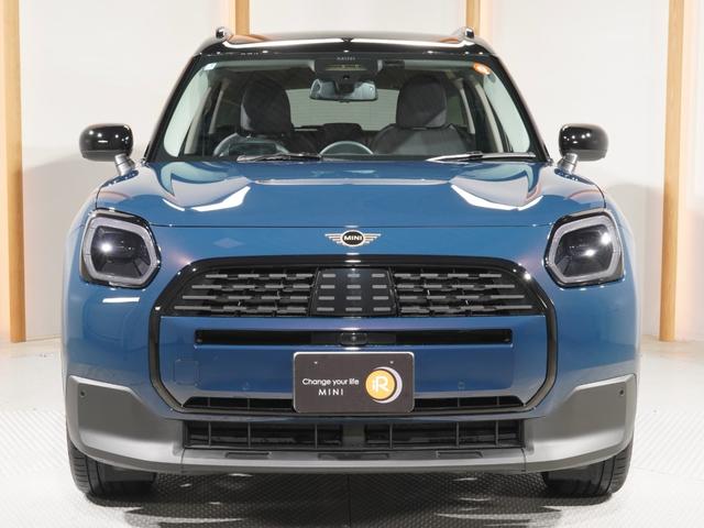 ＭＩＮＩ カントリーマンＤ　クラシック・トリム　ベスキン／クロス　シート＆ハンドルヒーター　電動シート　ｈａｒｍａｎ／ｋａｒｄｏｎ　ＡｐｐｌｅＣａｒＰｌａｙ　パーキングアシスト　アラームシステム　ペダル踏み間違い抑制機能　ＥＴＣ２．０　整備付（9枚目）