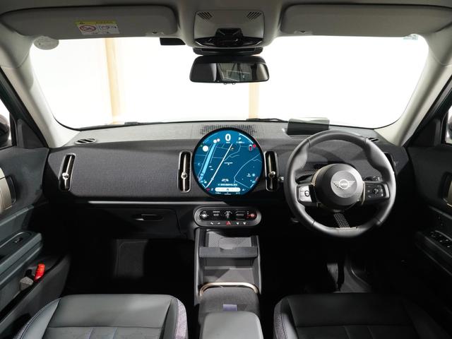 MINI カントリーマンC クラシック・トリム ベスキン/クロス シート&ハンドルヒーター ワイヤレスチャージ AppleCarPlay 純正ナビ パーキングアシスト バックカメラ アラームシステム ペダル踏み間違い抑制機能 ETC2.0 整備付(4枚目)