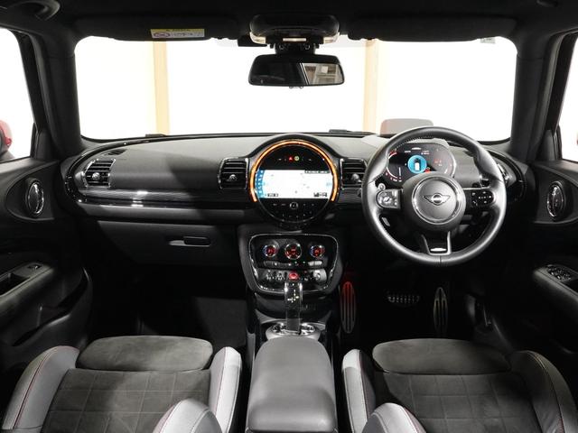 ＭＩＮＩ ジョンクーパーワークス　クラブマン　ＪＣＷ・トリム　アラームシステム　ハーフレザーシート　純正ナビ　ＡｐｐｌｅＣａｒＰｌａｙ　ワイヤレスチャージ　アクティブクルコン　バックカメラ　前後障害物センサー　ヘッドアップディスプレイ　ＥＴＣ２．０　整備付（4枚目）
