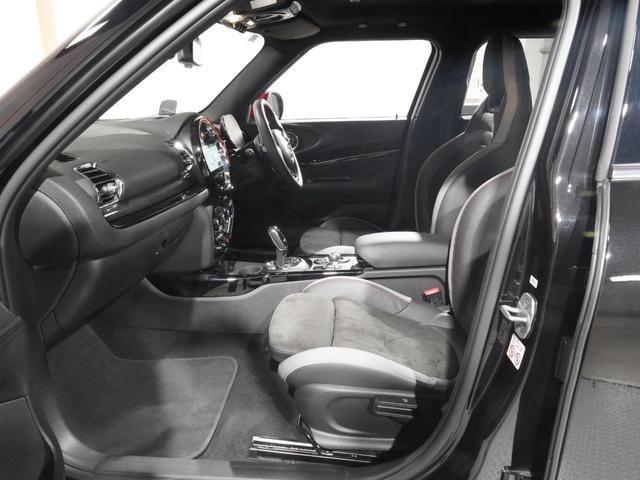 ＭＩＮＩ ジョンクーパーワークス　クラブマン　ＪＣＷ・トリム　アラームシステム　ハーフレザーシート　純正ナビ　ＡｐｐｌｅＣａｒＰｌａｙ　ワイヤレスチャージ　アクティブクルコン　バックカメラ　前後障害物センサー　ヘッドアップディスプレイ　ＥＴＣ２．０　整備付（12枚目）