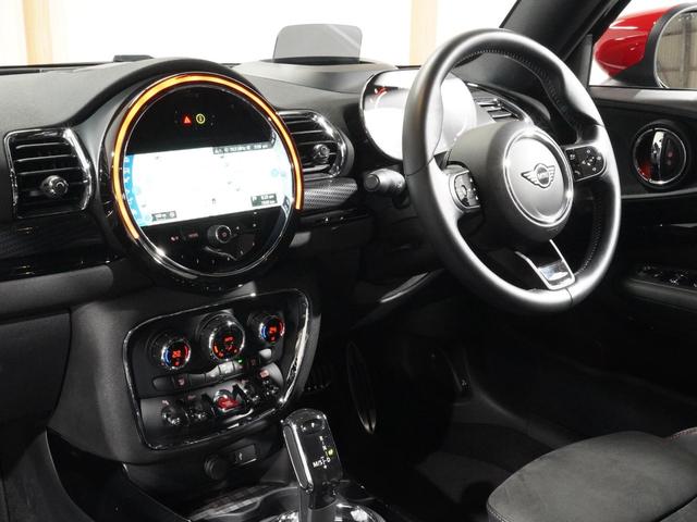 ＭＩＮＩ ジョンクーパーワークス　クラブマン　ＪＣＷ・トリム　アラームシステム　ハーフレザーシート　純正ナビ　ＡｐｐｌｅＣａｒＰｌａｙ　ワイヤレスチャージ　アクティブクルコン　バックカメラ　前後障害物センサー　ヘッドアップディスプレイ　ＥＴＣ２．０　整備付（18枚目）