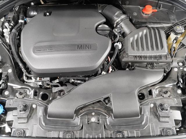 ＭＩＮＩ クーパーＤクラブマンプレミアム＋Ｐクラシック・トリム　レザーシート　シートヒーター　純正ナビ　ＡｐｐｌｅＣａｒＰｌａｙ　アクティブクルコン　ワイヤレスチャージ　バックカメラ　前後障害物センサー　パーキングアシスト　ドライビングモード　ＥＴＣ２．０　整備付（7枚目）