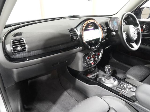 ＭＩＮＩ クーパーＤクラブマンプレミアム＋Ｐクラシック・トリム　レザーシート　シートヒーター　純正ナビ　ＡｐｐｌｅＣａｒＰｌａｙ　アクティブクルコン　ワイヤレスチャージ　バックカメラ　前後障害物センサー　パーキングアシスト　ドライビングモード　ＥＴＣ２．０　整備付（15枚目）