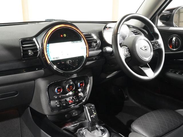ＭＩＮＩ クーパーＤクラブマンプレミアム＋Ｐクラシック・トリム　レザーシート　シートヒーター　純正ナビ　ＡｐｐｌｅＣａｒＰｌａｙ　アクティブクルコン　ワイヤレスチャージ　バックカメラ　前後障害物センサー　パーキングアシスト　ドライビングモード　ＥＴＣ２．０　整備付（18枚目）
