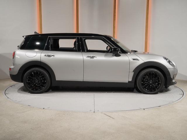 ＭＩＮＩ クーパーＤクラブマンプレミアム＋Ｐクラシック・トリム　レザーシート　シートヒーター　純正ナビ　ＡｐｐｌｅＣａｒＰｌａｙ　アクティブクルコン　ワイヤレスチャージ　バックカメラ　前後障害物センサー　パーキングアシスト　ドライビングモード　ＥＴＣ２．０　整備付（23枚目）
