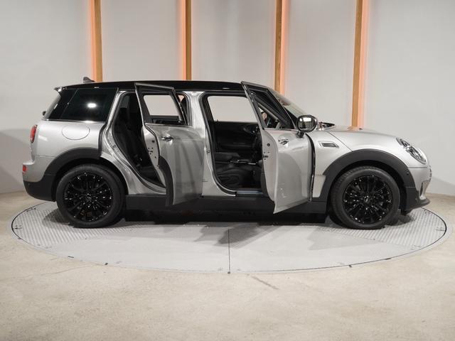 ＭＩＮＩ クーパーＤクラブマンプレミアム＋Ｐクラシック・トリム　レザーシート　シートヒーター　純正ナビ　ＡｐｐｌｅＣａｒＰｌａｙ　アクティブクルコン　ワイヤレスチャージ　バックカメラ　前後障害物センサー　パーキングアシスト　ドライビングモード　ＥＴＣ２．０　整備付（24枚目）
