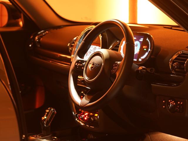 ＭＩＮＩ クーパーＤクラブマンプレミアム＋Ｐクラシック・トリム　レザーシート　シートヒーター　純正ナビ　ＡｐｐｌｅＣａｒＰｌａｙ　アクティブクルコン　ワイヤレスチャージ　バックカメラ　前後障害物センサー　パーキングアシスト　ドライビングモード　ＥＴＣ２．０　整備付（43枚目）