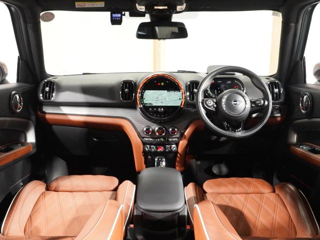 ＭＩＮＩ クーパーＳＤ　クロスオーバー　オール４　レザーシート／ヒーター　電動シート　ピクニックベンチ　ワイヤレスチャージ　純正ナビ　ＡｐｐｌｅＣａｒＰｌａｙ　ヘッドアップディスプレイ　バックカメラ　前後障害物センサー　ＴＣ２．０　整備付（4枚目）