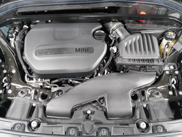 ＭＩＮＩ クーパーＳＤ　クロスオーバー　オール４　レザーシート／ヒーター　電動シート　ピクニックベンチ　ワイヤレスチャージ　純正ナビ　ＡｐｐｌｅＣａｒＰｌａｙ　ヘッドアップディスプレイ　バックカメラ　前後障害物センサー　ＴＣ２．０　整備付（7枚目）