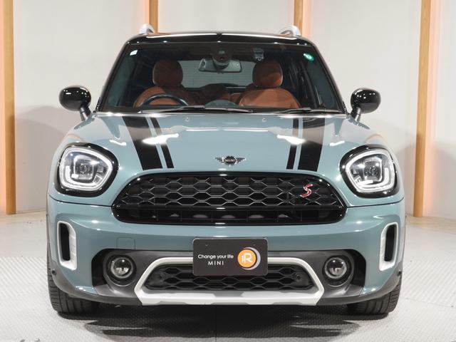 ＭＩＮＩ クーパーＳＤ　クロスオーバー　オール４　レザーシート／ヒーター　電動シート　ピクニックベンチ　ワイヤレスチャージ　純正ナビ　ＡｐｐｌｅＣａｒＰｌａｙ　ヘッドアップディスプレイ　バックカメラ　前後障害物センサー　ＴＣ２．０　整備付（8枚目）