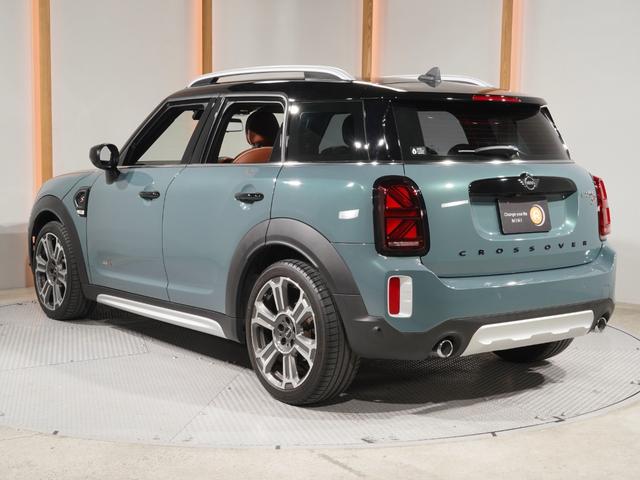 ＭＩＮＩ クーパーＳＤ　クロスオーバー　オール４　レザーシート／ヒーター　電動シート　ピクニックベンチ　ワイヤレスチャージ　純正ナビ　ＡｐｐｌｅＣａｒＰｌａｙ　ヘッドアップディスプレイ　バックカメラ　前後障害物センサー　ＴＣ２．０　整備付（10枚目）