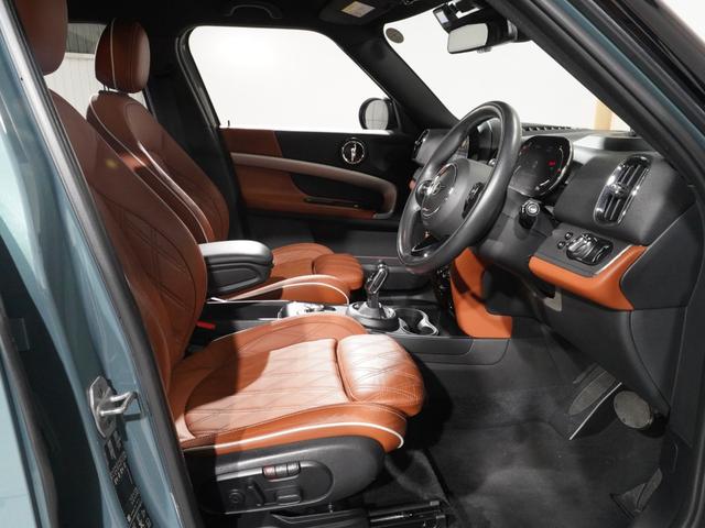 ＭＩＮＩ クーパーＳＤ　クロスオーバー　オール４　レザーシート／ヒーター　電動シート　ピクニックベンチ　ワイヤレスチャージ　純正ナビ　ＡｐｐｌｅＣａｒＰｌａｙ　ヘッドアップディスプレイ　バックカメラ　前後障害物センサー　ＴＣ２．０　整備付（13枚目）