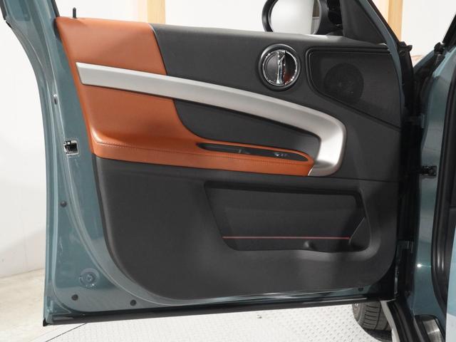 ＭＩＮＩ クーパーＳＤ　クロスオーバー　オール４　レザーシート／ヒーター　電動シート　ピクニックベンチ　ワイヤレスチャージ　純正ナビ　ＡｐｐｌｅＣａｒＰｌａｙ　ヘッドアップディスプレイ　バックカメラ　前後障害物センサー　ＴＣ２．０　整備付（14枚目）