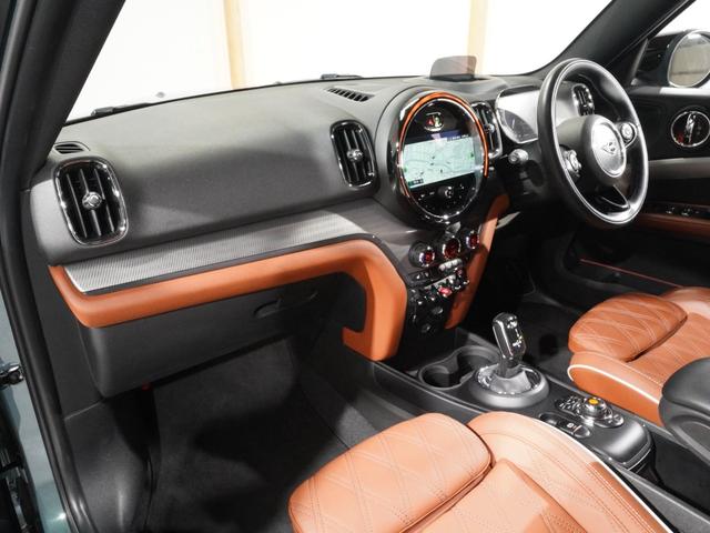 ＭＩＮＩ クーパーＳＤ　クロスオーバー　オール４　レザーシート／ヒーター　電動シート　ピクニックベンチ　ワイヤレスチャージ　純正ナビ　ＡｐｐｌｅＣａｒＰｌａｙ　ヘッドアップディスプレイ　バックカメラ　前後障害物センサー　ＴＣ２．０　整備付（15枚目）