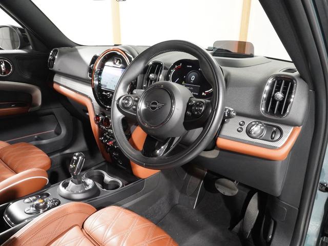 ＭＩＮＩ クーパーＳＤ　クロスオーバー　オール４　レザーシート／ヒーター　電動シート　ピクニックベンチ　ワイヤレスチャージ　純正ナビ　ＡｐｐｌｅＣａｒＰｌａｙ　ヘッドアップディスプレイ　バックカメラ　前後障害物センサー　ＴＣ２．０　整備付（16枚目）