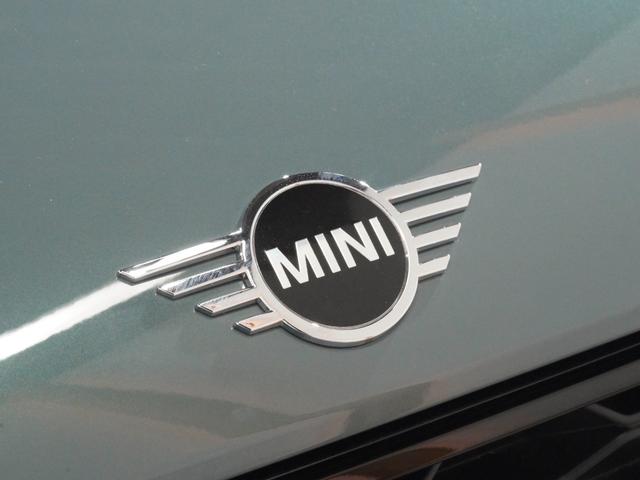 ＭＩＮＩ クーパーＳＤ　クロスオーバー　オール４　レザーシート／ヒーター　電動シート　ピクニックベンチ　ワイヤレスチャージ　純正ナビ　ＡｐｐｌｅＣａｒＰｌａｙ　ヘッドアップディスプレイ　バックカメラ　前後障害物センサー　ＴＣ２．０　整備付（22枚目）