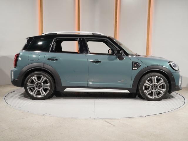 ＭＩＮＩ クーパーＳＤ　クロスオーバー　オール４　レザーシート／ヒーター　電動シート　ピクニックベンチ　ワイヤレスチャージ　純正ナビ　ＡｐｐｌｅＣａｒＰｌａｙ　ヘッドアップディスプレイ　バックカメラ　前後障害物センサー　ＴＣ２．０　整備付（23枚目）