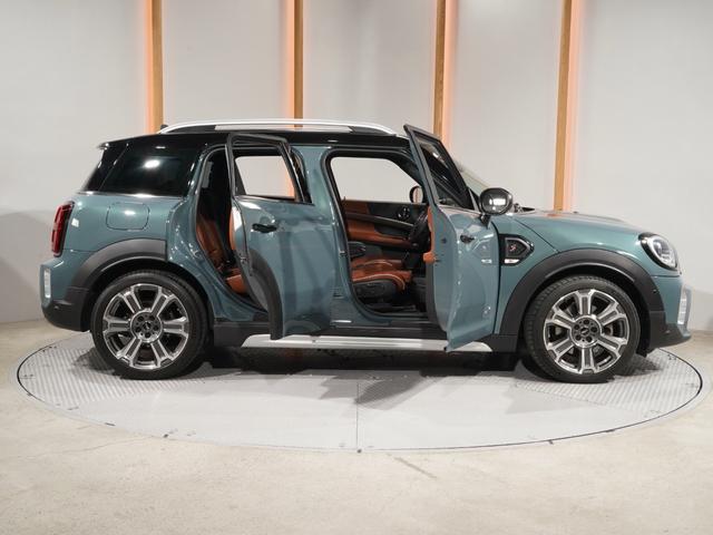 ＭＩＮＩ クーパーＳＤ　クロスオーバー　オール４　レザーシート／ヒーター　電動シート　ピクニックベンチ　ワイヤレスチャージ　純正ナビ　ＡｐｐｌｅＣａｒＰｌａｙ　ヘッドアップディスプレイ　バックカメラ　前後障害物センサー　ＴＣ２．０　整備付（24枚目）