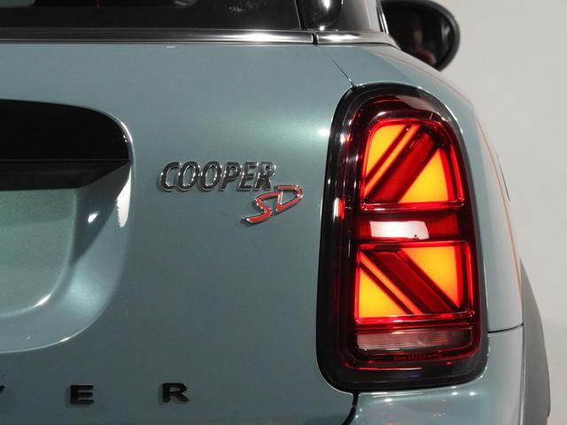 ＭＩＮＩ クーパーＳＤ　クロスオーバー　オール４　レザーシート／ヒーター　電動シート　ピクニックベンチ　ワイヤレスチャージ　純正ナビ　ＡｐｐｌｅＣａｒＰｌａｙ　ヘッドアップディスプレイ　バックカメラ　前後障害物センサー　ＴＣ２．０　整備付（28枚目）