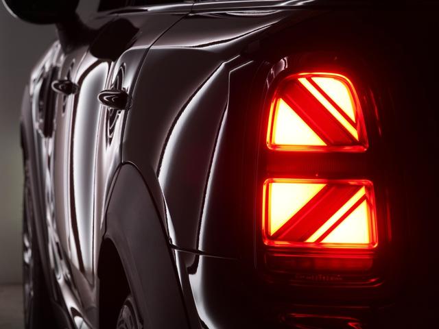 ＭＩＮＩ クーパーＳＤ　クロスオーバー　オール４　レザーシート／ヒーター　電動シート　ピクニックベンチ　ワイヤレスチャージ　純正ナビ　ＡｐｐｌｅＣａｒＰｌａｙ　ヘッドアップディスプレイ　バックカメラ　前後障害物センサー　ＴＣ２．０　整備付（47枚目）