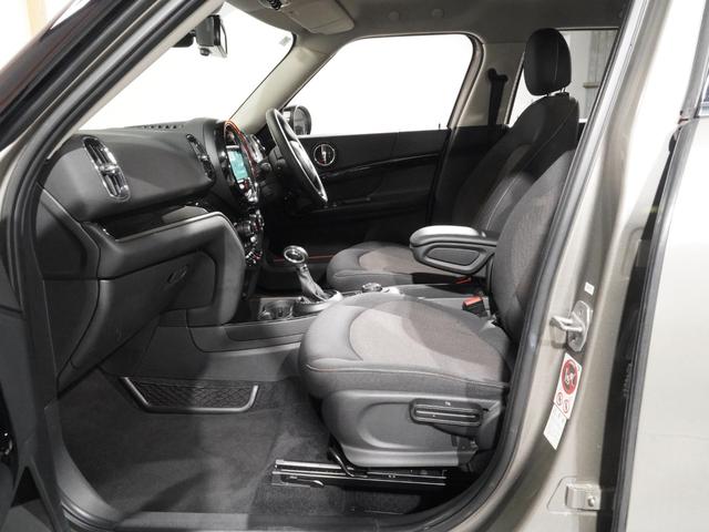 ＭＩＮＩ クーパーＤ　クロスオーバー　シートヒーター　バックカメラ　リア障害物センサー　オートマチックテールゲート　衝突被害軽減ブレーキ　コンフォートアクセス　純正ナビ　ＥＴＣ２．０　整備付（12枚目）
