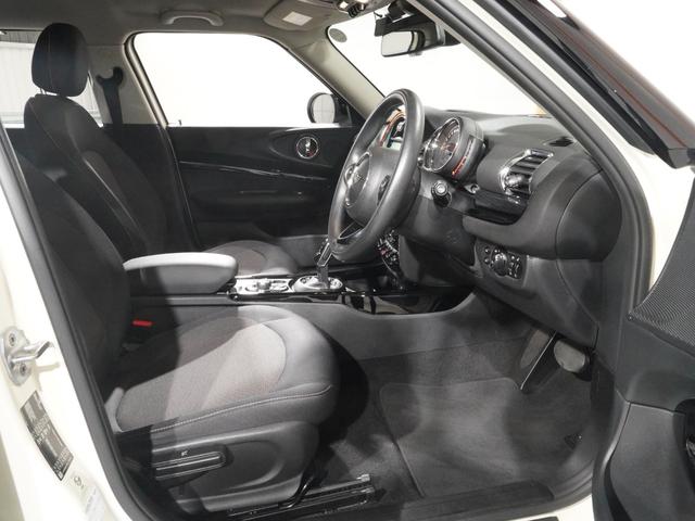 ＭＩＮＩ クーパーＤ　クラブマン　ＡｐｐｌｅＣａｒＰｌａｙ　純正ナビ　ワイヤレスチャージ　ドライビングモード　パーキングアシスト　バックカメラ　前後障害物センサー　スルーローディングシステム　ＥＴＣ２．０　整備付（13枚目）