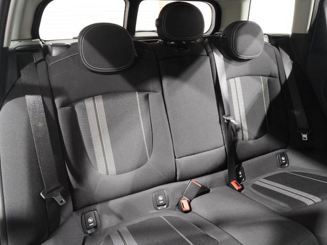 ＭＩＮＩ クーパーＳ　クラブマン　クルコン　ドライビングモード　コンフォートアクセス　バックカメラ　リア障害物センサー　スルーローディングシステム　純正ナビ　ＥＴＣ２．０　整備付（35枚目）