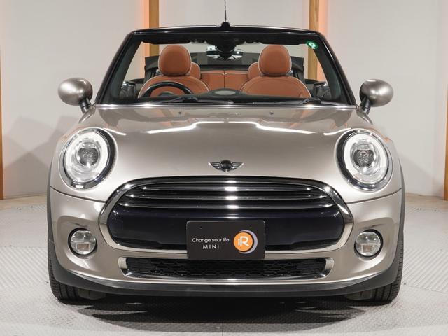 ＭＩＮＩ クーパー　コンバーチブル　Ｙｏｕｒｓソフトトップ　レザーシート　シートヒーター　ドライビングモード　クルコン　マルチファンクション　バックカメラ　リア障害物センサー　コンフォートアクセス　純正ナビ　ＥＴＣ　整備付（8枚目）