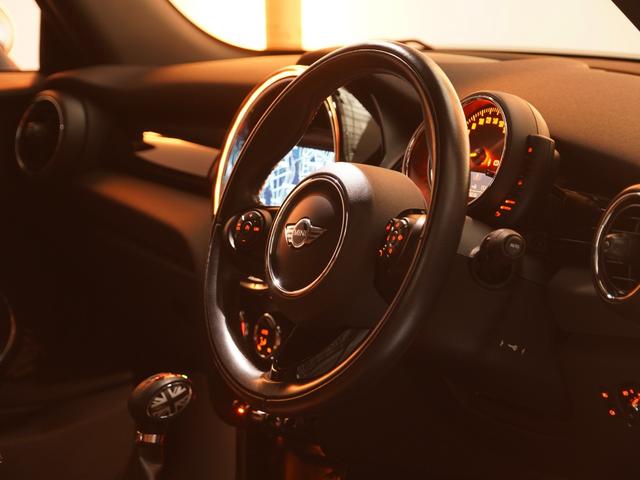 ＭＩＮＩ クーパー　コンバーチブル　Ｙｏｕｒｓソフトトップ　レザーシート　シートヒーター　ドライビングモード　クルコン　マルチファンクション　バックカメラ　リア障害物センサー　コンフォートアクセス　純正ナビ　ＥＴＣ　整備付（43枚目）