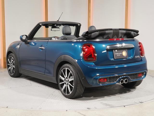 ＭＩＮＩ クーパーＳ　コンバーチブルサイドウォークエディション　限定車　ワンオーナー　専用装備　レザーシート／ヒーター　ｈａｒｍａｎ／ｋａｒｄｏｎ　ヘッドアップディスプレイ　純正ナビ　ＡｐｐｌｅＣａｒＰｌａｙ　ワイヤレスチャージ　バックカメラ　ＥＴＣ２．０　整備付（10枚目）