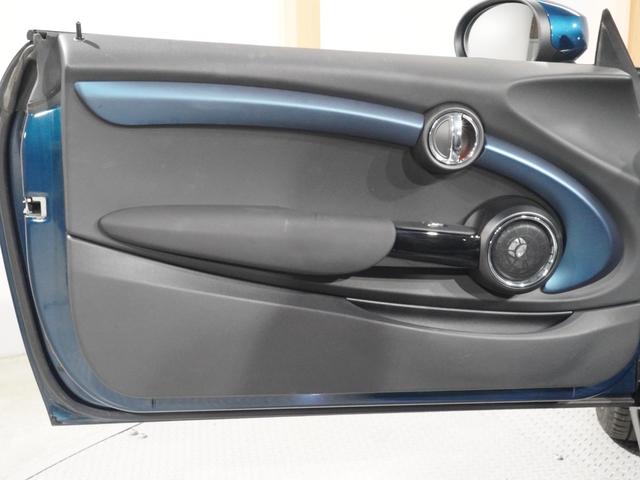 ＭＩＮＩ クーパーＳ　コンバーチブルサイドウォークエディション　限定車　ワンオーナー　専用装備　レザーシート／ヒーター　ｈａｒｍａｎ／ｋａｒｄｏｎ　ヘッドアップディスプレイ　純正ナビ　ＡｐｐｌｅＣａｒＰｌａｙ　ワイヤレスチャージ　バックカメラ　ＥＴＣ２．０　整備付（14枚目）