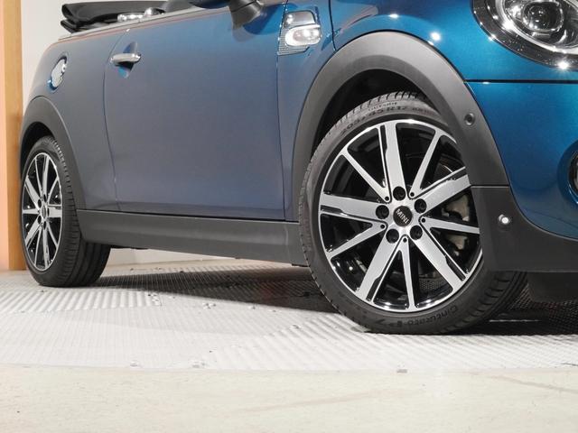 ＭＩＮＩ クーパーＳ　コンバーチブルサイドウォークエディション　限定車　ワンオーナー　専用装備　レザーシート／ヒーター　ｈａｒｍａｎ／ｋａｒｄｏｎ　ヘッドアップディスプレイ　純正ナビ　ＡｐｐｌｅＣａｒＰｌａｙ　ワイヤレスチャージ　バックカメラ　ＥＴＣ２．０　整備付（23枚目）