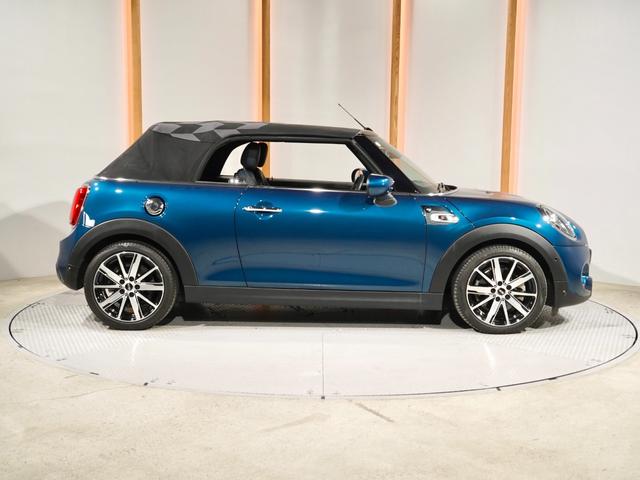 ＭＩＮＩ クーパーＳ　コンバーチブルサイドウォークエディション　限定車　ワンオーナー　専用装備　レザーシート／ヒーター　ｈａｒｍａｎ／ｋａｒｄｏｎ　ヘッドアップディスプレイ　純正ナビ　ＡｐｐｌｅＣａｒＰｌａｙ　ワイヤレスチャージ　バックカメラ　ＥＴＣ２．０　整備付（26枚目）
