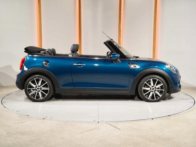 ＭＩＮＩ クーパーＳ　コンバーチブルサイドウォークエディション　限定車　ワンオーナー　専用装備　レザーシート／ヒーター　ｈａｒｍａｎ／ｋａｒｄｏｎ　ヘッドアップディスプレイ　純正ナビ　ＡｐｐｌｅＣａｒＰｌａｙ　ワイヤレスチャージ　バックカメラ　ＥＴＣ２．０　整備付（27枚目）