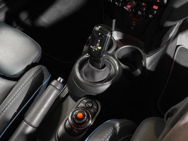 ＭＩＮＩ クーパーＳ　コンバーチブルサイドウォークエディション　限定車　ワンオーナー　専用装備　レザーシート／ヒーター　ｈａｒｍａｎ／ｋａｒｄｏｎ　ヘッドアップディスプレイ　純正ナビ　ＡｐｐｌｅＣａｒＰｌａｙ　ワイヤレスチャージ　バックカメラ　ＥＴＣ２．０　整備付（44枚目）
