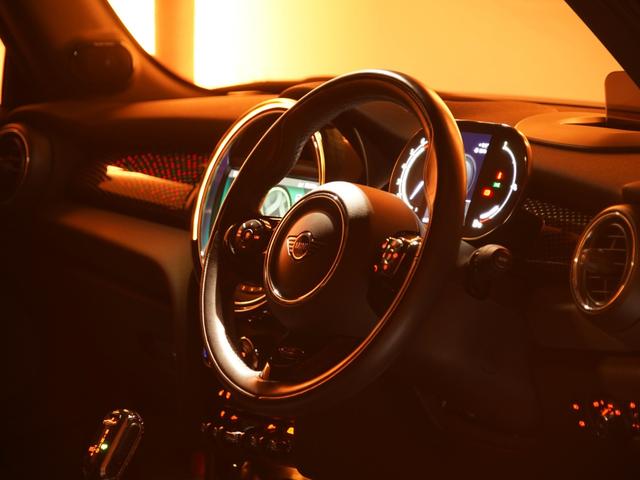 ＭＩＮＩ クーパーＳ　コンバーチブルサイドウォークエディション　限定車　ワンオーナー　専用装備　レザーシート／ヒーター　ｈａｒｍａｎ／ｋａｒｄｏｎ　ヘッドアップディスプレイ　純正ナビ　ＡｐｐｌｅＣａｒＰｌａｙ　ワイヤレスチャージ　バックカメラ　ＥＴＣ２．０　整備付（47枚目）