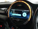 クーパーＳ　コンバーチブルサイドウォークエディション　限定車　ワンオーナー　専用装備　レザーシート／ヒーター　ｈａｒｍａｎ／ｋａｒｄｏｎ　ヘッドアップディスプレイ　純正ナビ　ＡｐｐｌｅＣａｒＰｌａｙ　ワイヤレスチャージ　バックカメラ　ＥＴＣ２．０　整備付（42枚目）