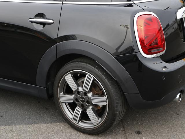 ＭＩＮＩ クーパー　６０ｔｈ　イヤーズエデション　シートヒーター　トランクスルー　フロアマット　コネクテッド機能　ナビ　音楽プレーヤー接続　Ｂｌｕｅｔｏｏｔｈ接続　ＥＴＣ　ＬＥＤヘッドライト　バックモニター　盗難防止　衝突被害軽減ブレーキ（7枚目）